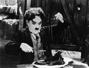 Charlie Chaplin mangia scarpe